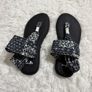 Sanuk Size 5 Black and White Sling Sandal Size 5